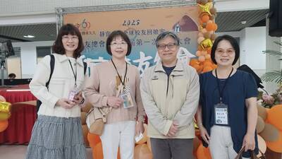 2025-12-13全球校友日_系友與念家興系主任合影1