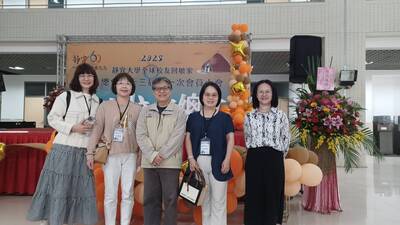 2025-12-13全球校友日_系友與念家興系主任合影2