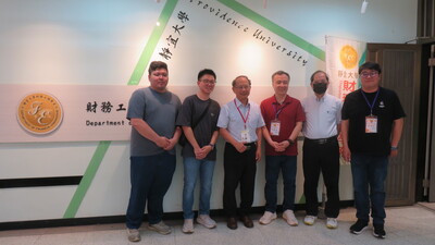 系友與師長合照